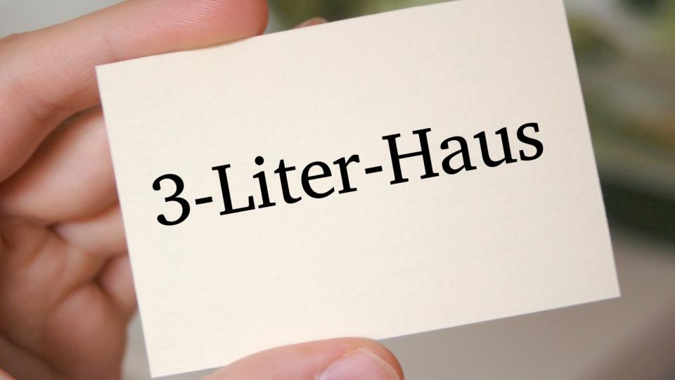 3-Liter-Haus auf eine Visitenkarte geschrieben