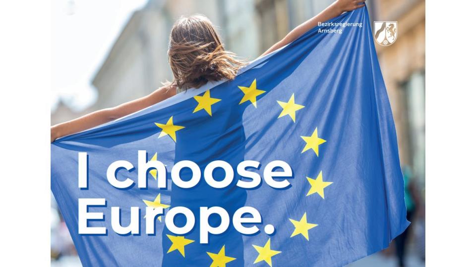 Abgebildet ist eine Frau, die eine EU-Flagge präsentiert. Darüber hinaus ist der Satz "I choose Europe" (zu Deutsch: "Ich wähle Europa") eingeblendet.