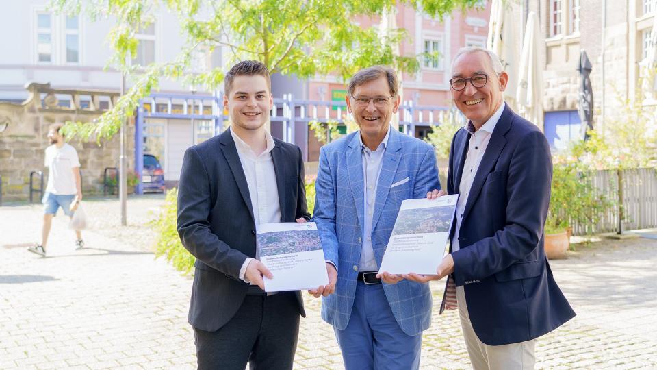 Hernes Oberbürgermeister Dr. Frank Dudda (m.) erhält den Förderbescheid von Regierungspräsident Heinrich Böckelühr (r.) und Tobias Klad (l.) von der Bezirksregierung Arnsberg 