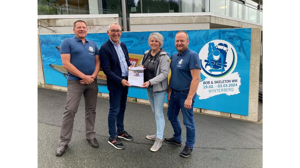 von links: Michael Wenzel, Organisationskomitee der BMW IBSF Bob- und Skeleton Weltmeisterschaften 2024, Regierungspräsident Heinrich Böckelühr, Nadja Rettler, Sportzentrum Winterberg Hochsauerland GmbH, Stephan Pieper, Geschäftsführer der Sportzentrum Winterberg Hochsauerland GmbH