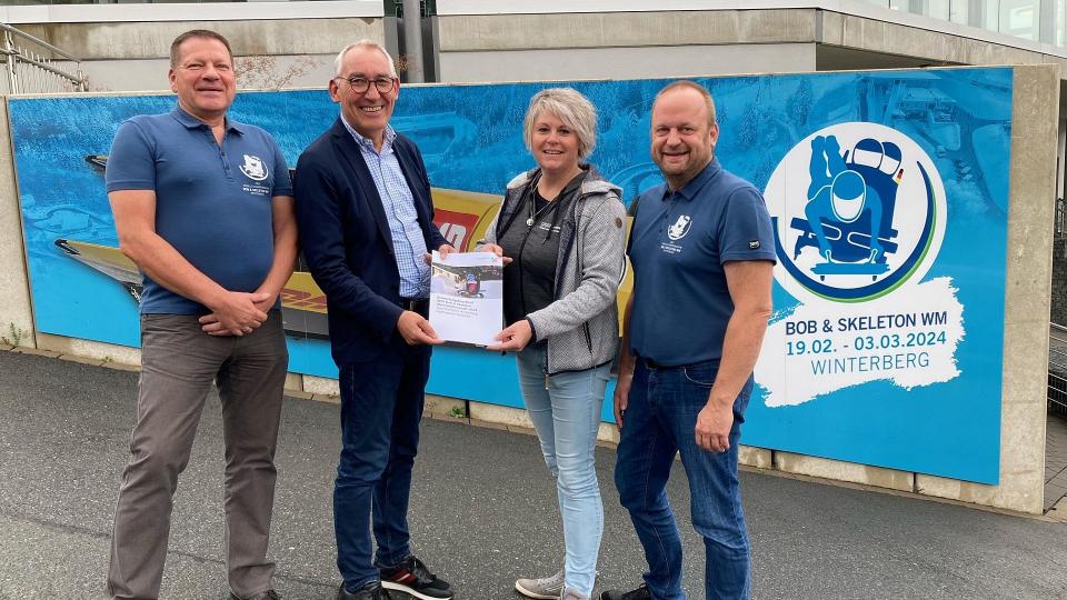 von links: Michael Wenzel, Organisationskomitee der BMW IBSF Bob- und Skeleton Weltmeisterschaften 2024, Regierungspräsident Heinrich Böckelühr, Nadja Rettler, Sportzentrum Winterberg Hochsauerland GmbH, Stephan Pieper, Geschäftsführer der Sportzentrum Winterberg Hochsauerland GmbH