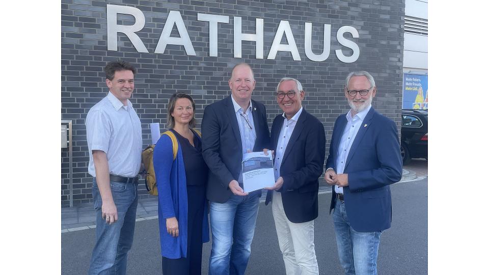 Bei der Übergabe des Förderbescheids waren neben Bürgermeister Stephan Rotering (m.) und Regierungspräsident Heinrich Böckelühr (2.v.r.) auch Anna Katharina Rupp (2.v.l., BR Arnsberg) sowie Robert Eisler (r., Fachbereichsleiter Bauen, Planen, Umwelt) und Jens Büchting (l., stellv. Fachbereichsleiter) dabei