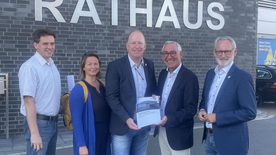 Bei der Übergabe des Förderbescheids waren neben Bürgermeister Stephan Rotering (m.) und Regierungspräsident Heinrich Böckelühr (2.v.r.) auch Anna Katharina Rupp (2.v.l., BR Arnsberg) sowie Robert Eisler (r., Fachbereichsleiter Bauen, Planen, Umwelt) und Jens Büchting (l., stellv. Fachbereichsleiter) dabei 
