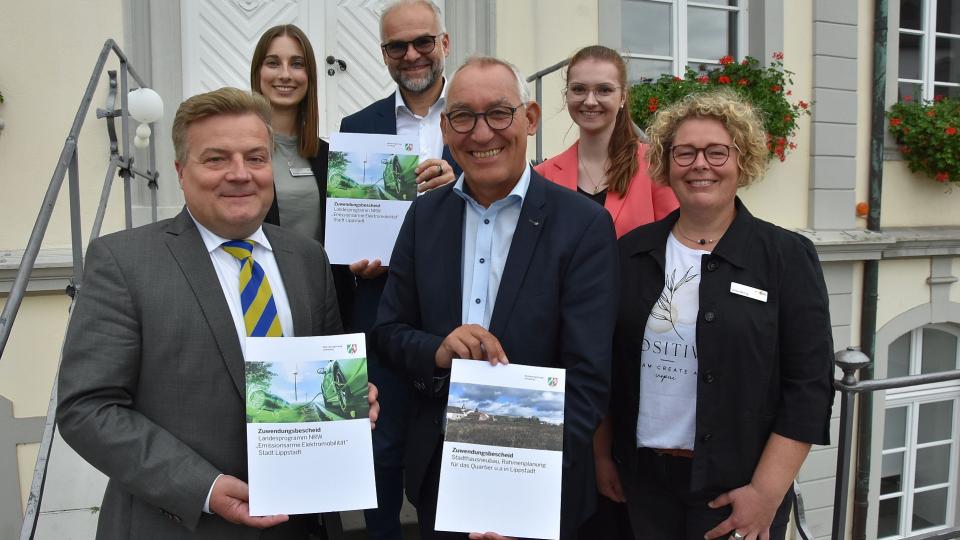 (v.l.n.r.): Bürgermeister Arne Moritz, Kimberly Schalkowski (Fachdienst Stadtplanung und Umweltschutz), Daniel Utzel (Leiter Baubetriebshof), Regierungspräsident Heinrich Böckelühr, Elisa Wortmann (Städtebauförderung der BR Arnsberg), Ulrike Möring (Fachdienstleiterin Bauverwaltung) 