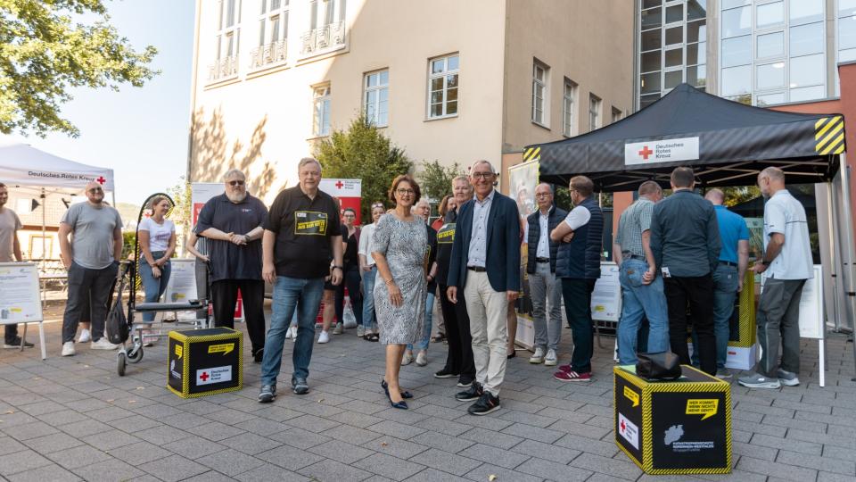 Gruppenbild vor dem Dienstgebäude der Bezirksregierung