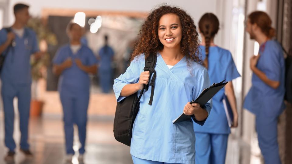 Eine Studentin in einem Korridor einer medizinischen Universität.