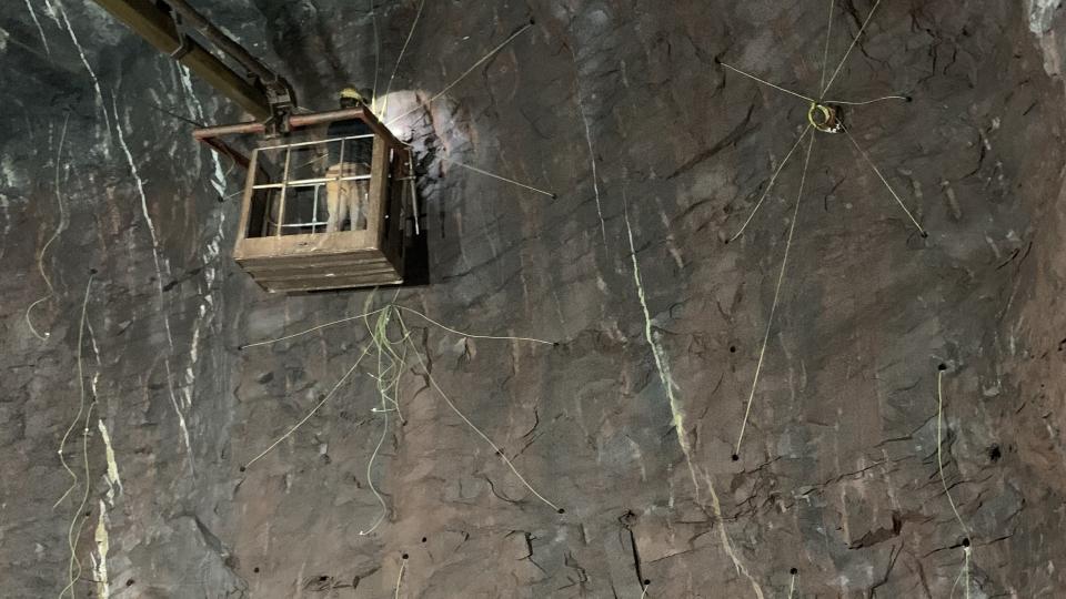 Besetzarbeiten bei Sprengarbeiten im Erzbergbau unter Tage