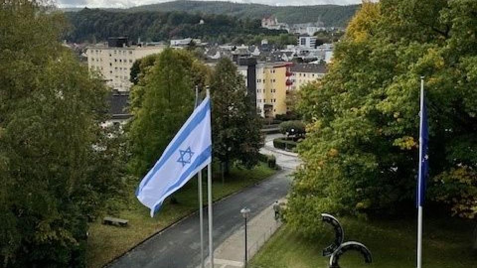 Abgebildet ist die Flagge Israels.
