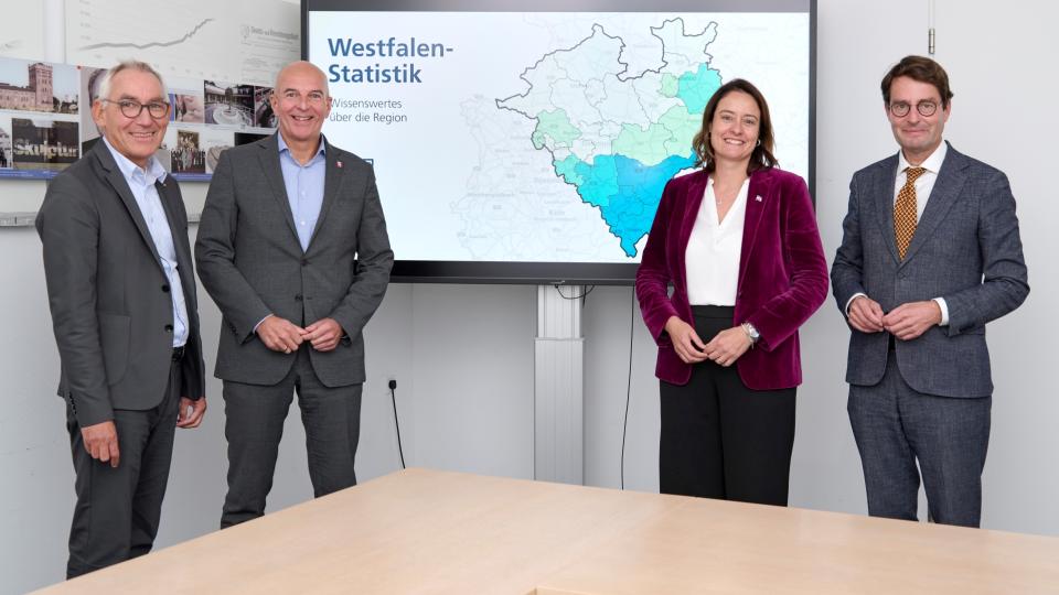 Zum Start des Internetportals trafen sich die drei westfälisch-lippischen Regierungspräsident:innen, Heinrich Böckelühr (Bezirksregierung Arnsberg, links im Bild), Anna Katharina Bölling (Detmold) und Andreas Bothe (Münster, rechts), gemeinsam mit Dr. Georg Lunemann (zweiter von links), dem Direktor des LWL. 