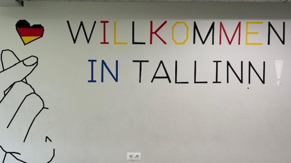 Abgebildet sind ein Herz in den Farben der Deutschlandflagge und die Aufschrift "Willkommen in Tallinn". 