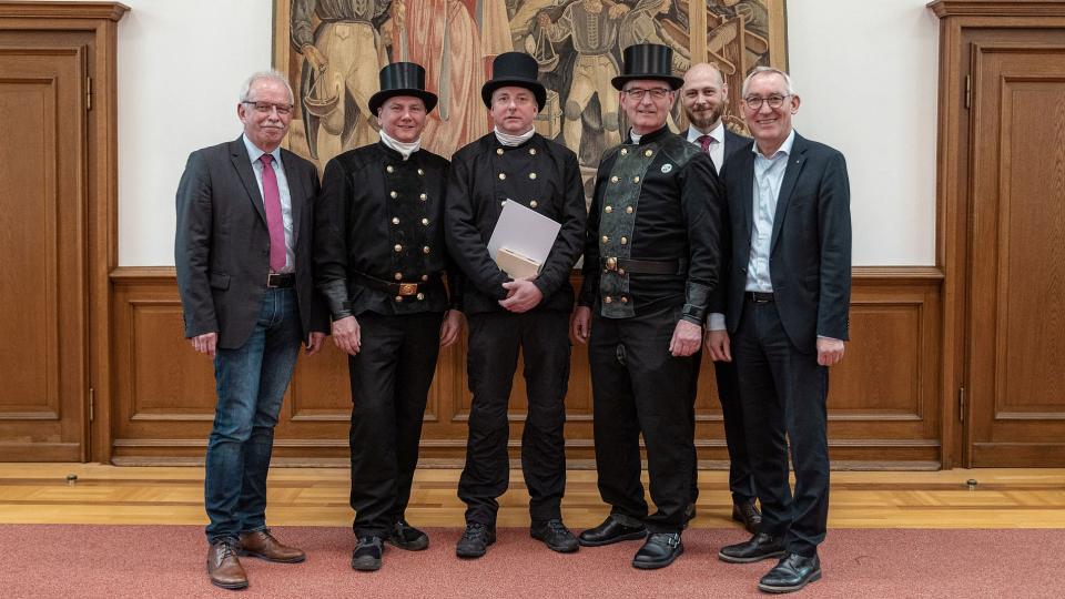 von links: Andreas Welz, Bezirksregierung Arnsberg, Andreas Quentmeier, stellv. Obermeister, Frank Roos, Bernhard Mertens, Obermeister, Mario Schweitzer, Bezirksregierung Arnsberg, Heinrich Böckelühr, Regierungspräsident