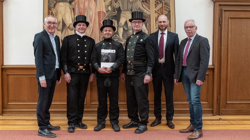 von links: Heinrich Böckelühr, Regierungspräsident, Andreas Quentmeier, stellv. Obermeister, Dominik Denca, Bernhard Mertens, Obermeister, Mario Schweitzer, Bezirksregierung Arnsberg, Andreas Welz, Bezirksregierung Arnsberg