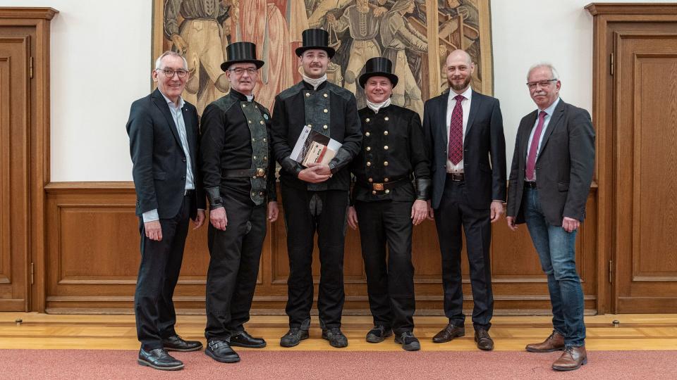 von links: Herinrich Böckelühr, Regierungspräsident, Bernhard Mertens, Obermeister, Jan Krawczyk-Andreas, Andreas Quentmeier, stellv. Obermeister, Mario Schweitzer, Bezirksregierung Arnsberg, Andreas Welz, Bezirksregierung Arnsberg