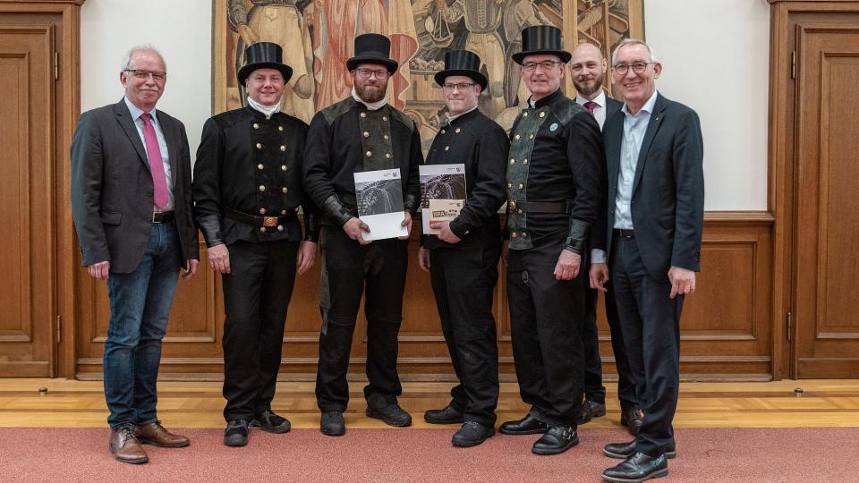 von links: Andreas Welz, Bezirksregierung Arnsberg, Andreas Quentmeier, stellv. Obermeister, Tobias Wietzke, Kai Koch, Bernhard Mertens, Obermeister, Mario Schweitzer, Bezirksregierung Arnsberg, Heinrich Böckelühr, Regierungspräsident