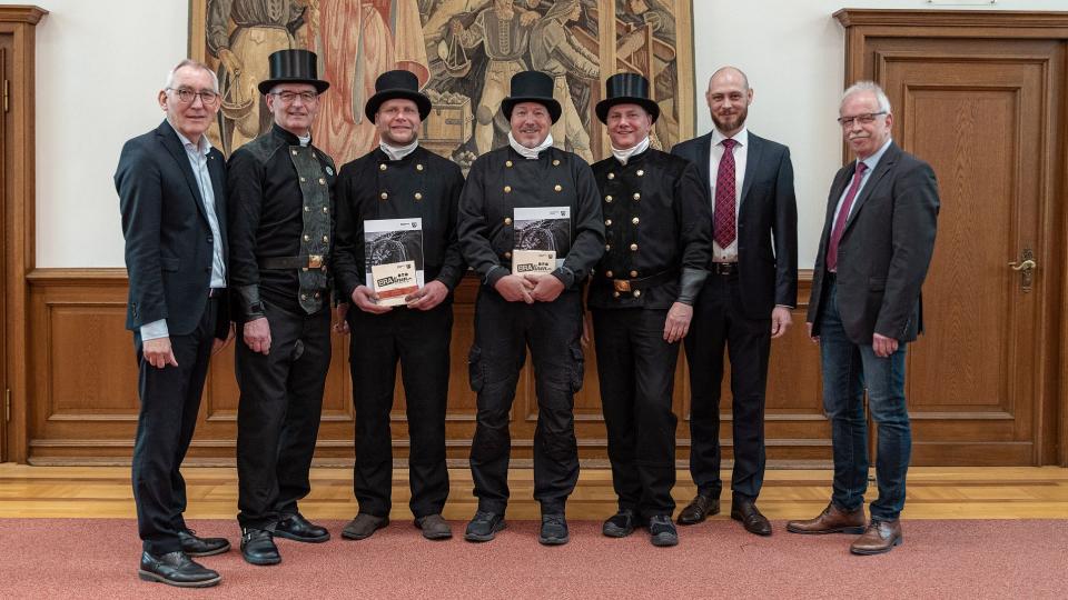 von links: Heinrich Böckelühr, Regierungspräsident, Bernhard Mertens, Obermeister, Matthias Fobbe, Hans-Jürgen Hund, Andreas Quentmeier, stellv. Obermeister, Mario Schweitzer, Bezirksregierung Arnsberg, Andreas Welz, Bezirksregierung Arnsberg