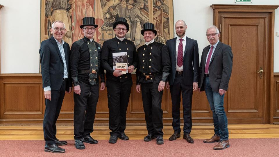 von links: Heinrich Böckelühr, Regierungspräsident, Bernhard Mertens, Obermeister, Markus Abdinghoff, Andreas Quentmeier, stellv. Obermeister, Mario Schweitzer, Bezirksregierung Arnsberg, Andreas Welz, Bezirksregierung Arnsberg