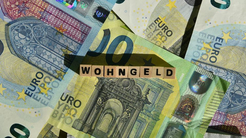 Abgebildet sind mehrere Euro-Geldscheine und das Wort "Wohngeld".