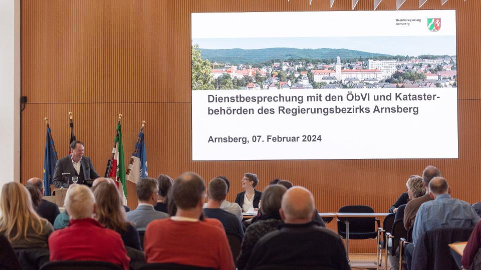 Jährliche Dienstbesprechung der Öffentlich bestellten Vermessungsingenieurinnen und  -ingenieure sowie Katasteramtsleitungen in der Bezirksregierung Arnsberg