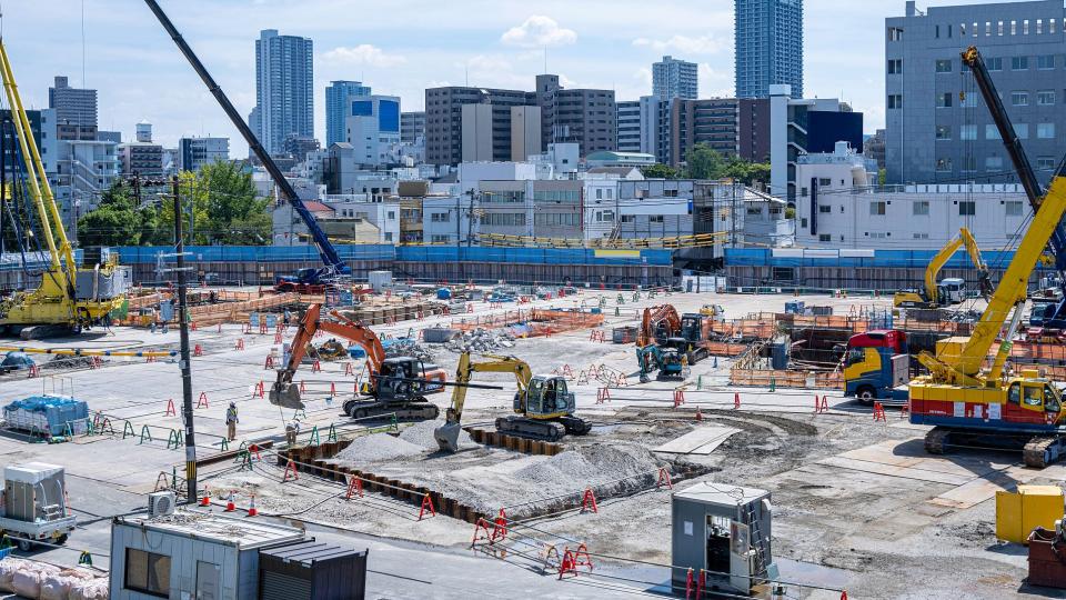 Abgebildet ist eine Großbaustelle in einer Großstadt. 