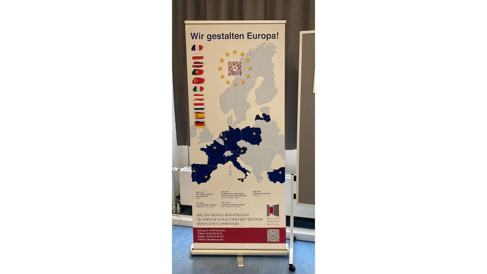 Abgebildet ist eine Karte von Europa mit der Überschrift "Wir gestalten Europa".