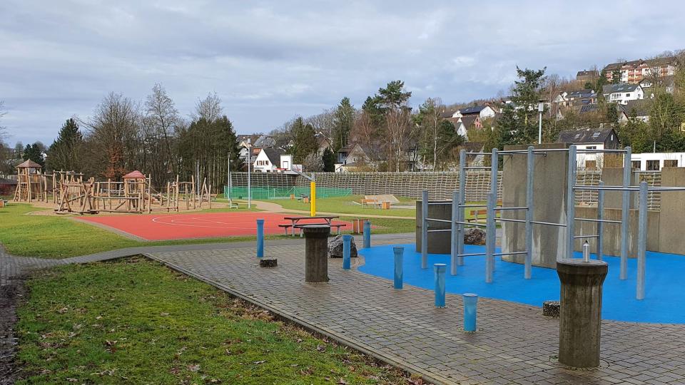 Abgebildet ist ein öffentlicher Spielplatz.