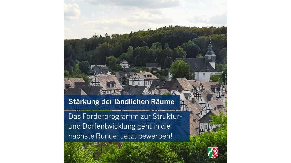 Abgebildet ist ein Dorf in ländlicher Umgebung. Im Vordergrund steht geschrieben: "Stärkung der ländlichen Räume. Das Förderprogramm zur Struktur- und Dorfentwicklung geht in die nächste Runde: Jetzt bewerben!"