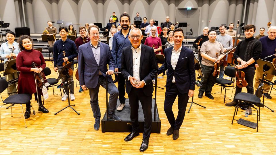 von links: Michael Nassauer, Intendant der Philharmonie Südwestfalen, Nabil Shehata, Chefdirigent, Heinrich Böckelühr, Regierungspräsident, Andreas Müller, Landrat des Kreises Siegen-Wittgenstein