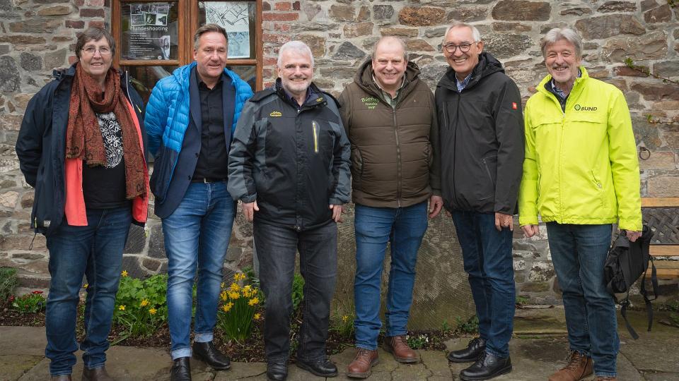 Von links nach rechts: Gaby Brunsmeier vom Verein Heesfelder Mühle e.V., Simon Thienel, Beigeordneter der Stadt Halver, Bürgermeister Michael Brosch, Henning Wolf, 2. Vorsitzender Heesfelder Mühle e.V., Regierungspräsident Heinrich Böckelühr und Klaus Brunsmeier, Vertreter der Naturschutzverbände im Regionalrat Arnsberg