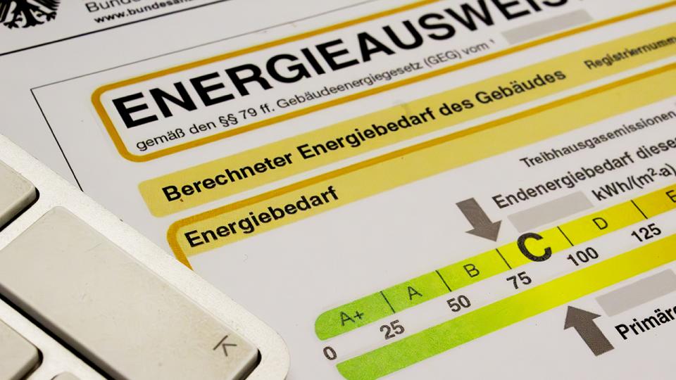 Bild eines Formulars Energieausweis unter einer Tastatur.