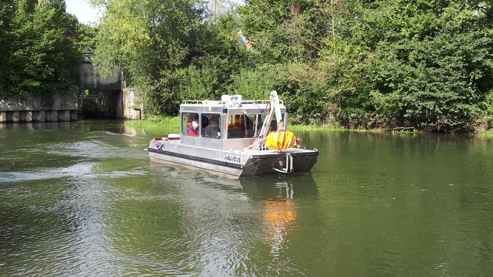 Ein Boot befährt einen Fluss