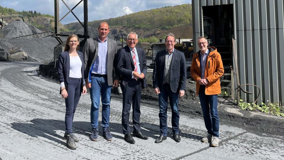 Regierungspräsident Heinrich Böckelühr (Mitte) beim Betriebsbesuch der Fa. Lanwehr Naturstein GmbH & Co. KG in Müschede