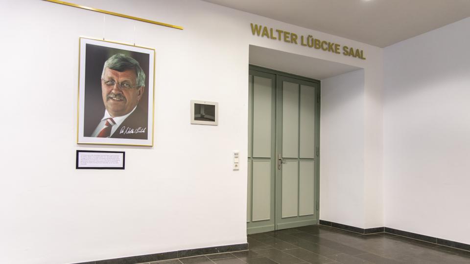 Abgebildet ist der Eingangsbereich des Walter Lübcke Saals bei der Bezirksregierung Arnsberg.