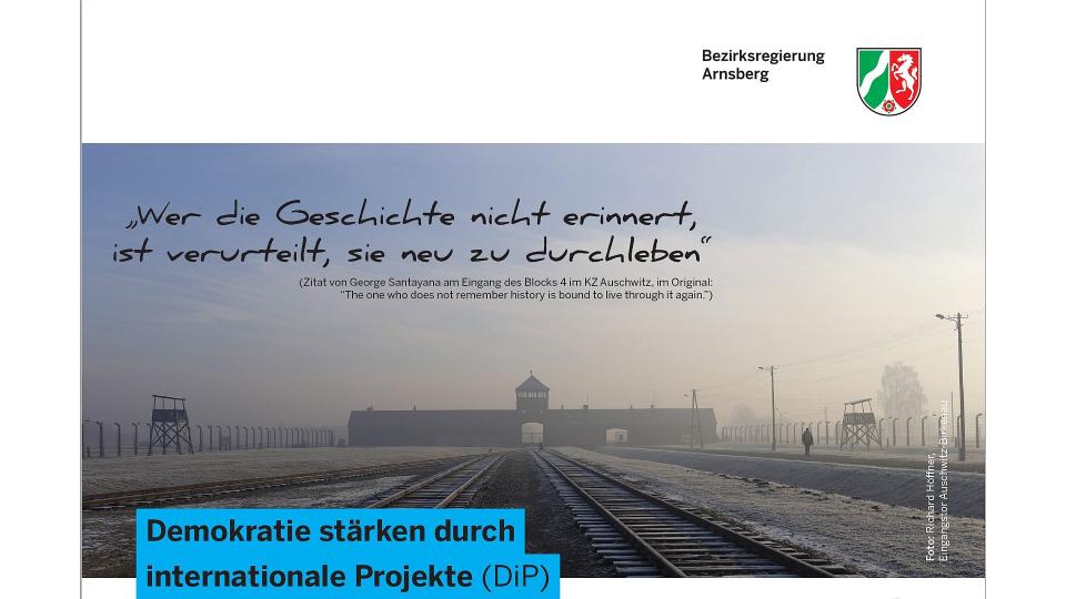 Abgebildet ist das Eingangstor des Konzentrationslagers Auschwitz-Birkenau.