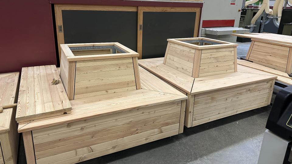 Abgebildet ist eine Sitzgelegenheit aus Holz. 