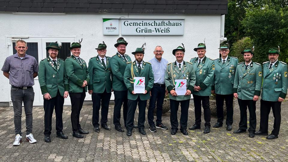 Gruppenbild der Bescheidübergabe