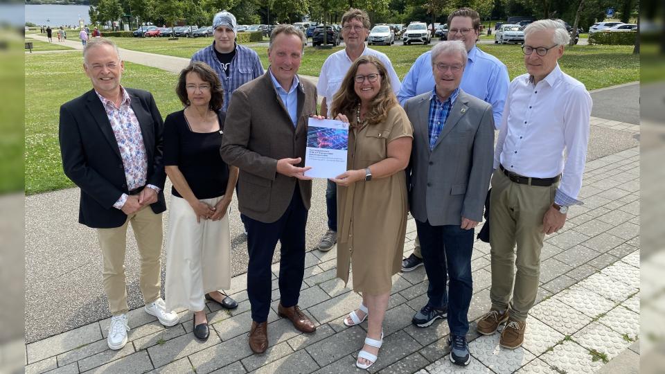 Gruppenbild bei Bescheidübergabe