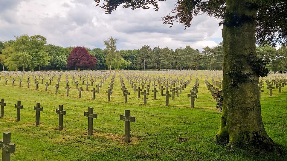 Abgebildet ist ein Friedhof im niederländischen Ysselsteyn. 
