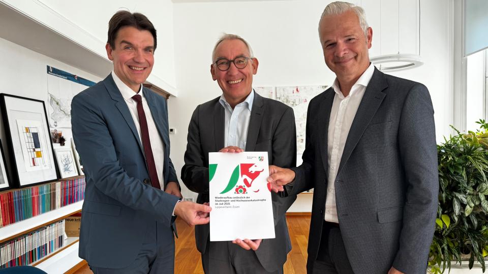 Gruppenbild der Bescheidübergabe
