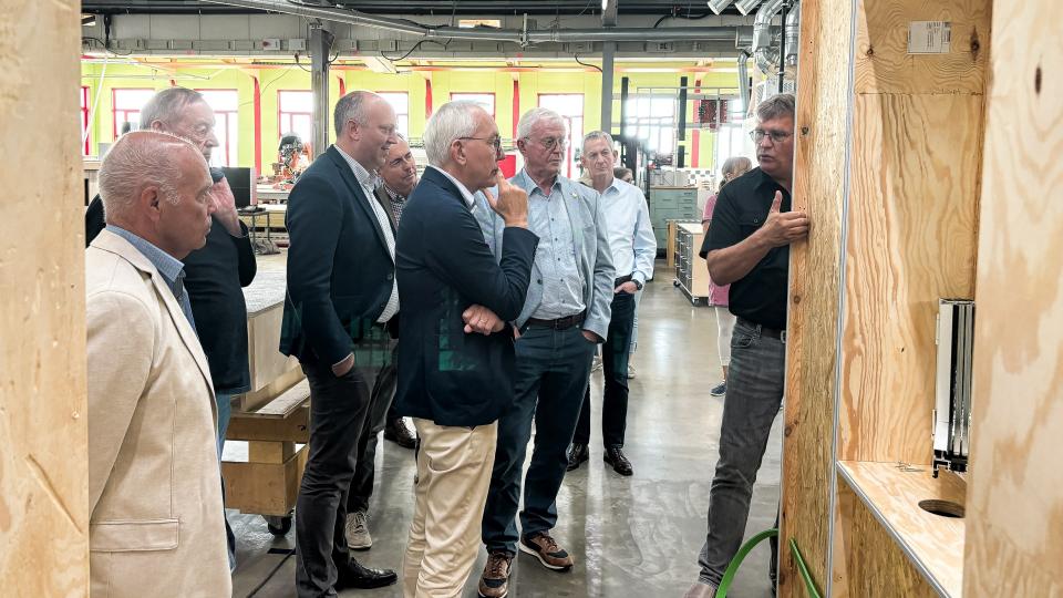 Gruppenbild in einer Möbelwerkstatt.
