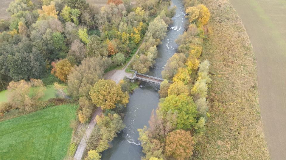 Blick auf oben auf eine Flußlandschaft