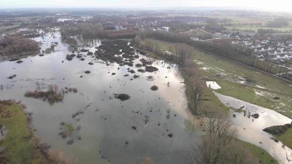 Luftbild einer von Hochwasser überfluteten Landschaft