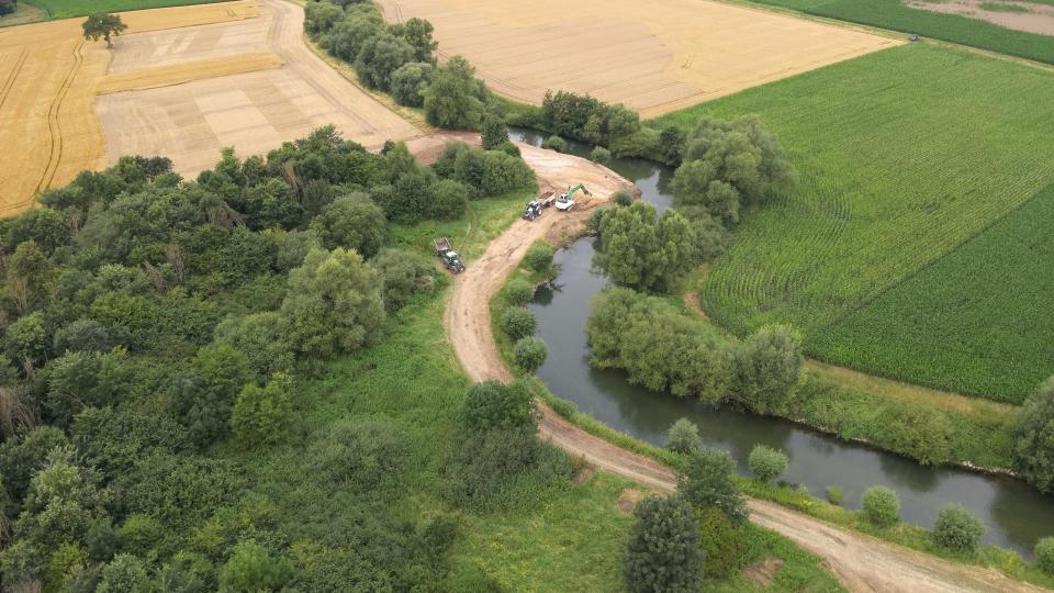 Luftaufnahme der Baustelle am Fluss