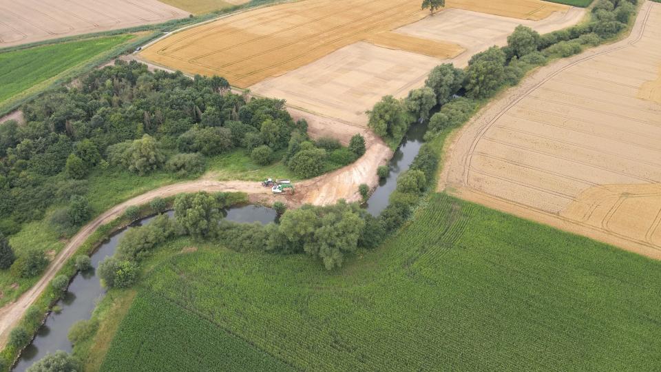 Luftaufnahme der Baustelle am Flussufer