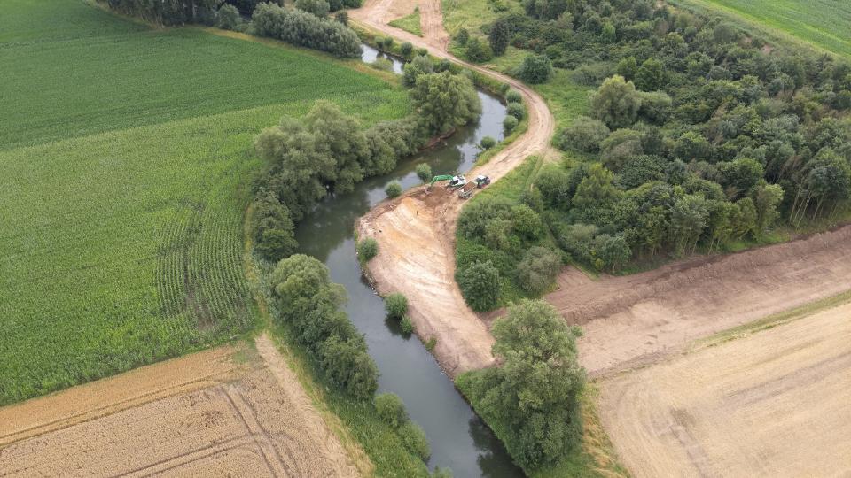 Luftaufnahme der Baustelle am Flussufer