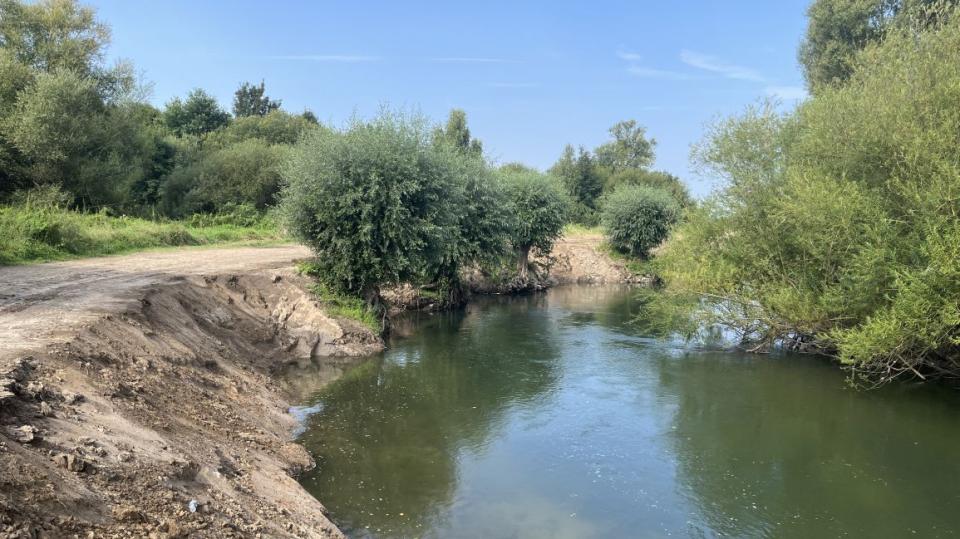 Bauarbeiten am Uferbereich eines Flusses