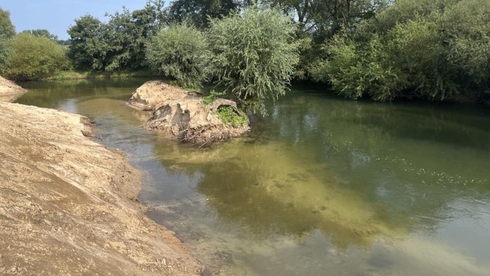 Bauarbeiten am Uferbereich eines Flusses