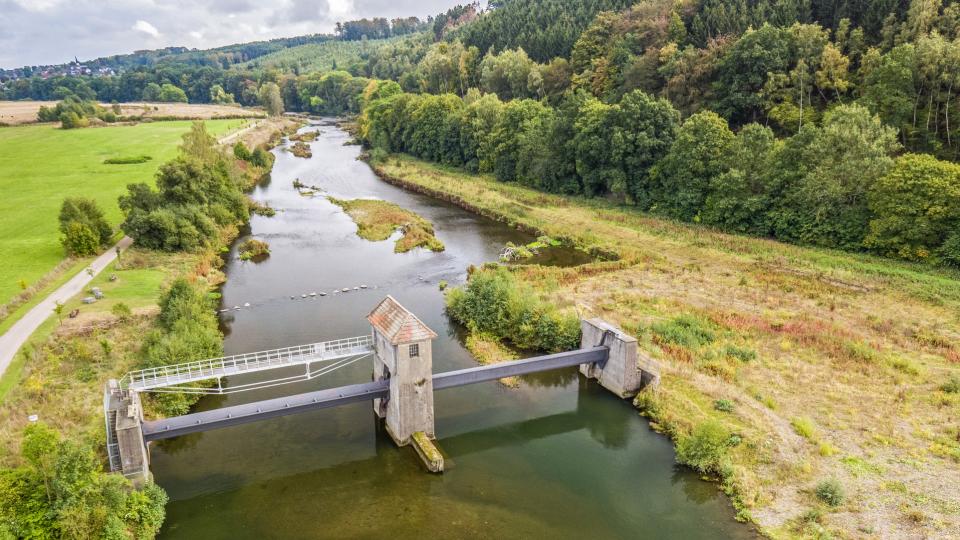Blick von oben auf ein Bauwerk in einem Fluss