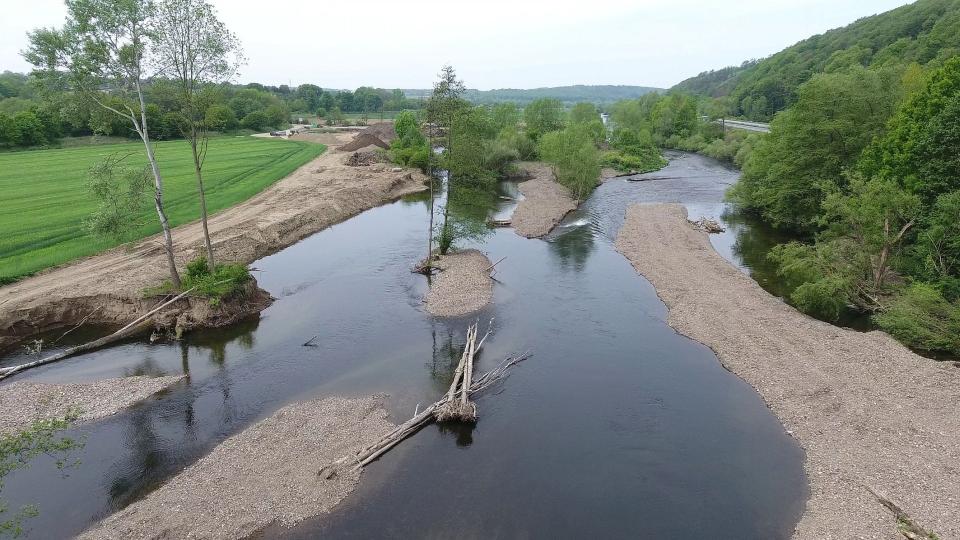Blick von oben auf eine Flusslandschaft