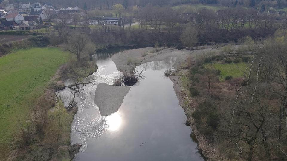 Blick von oben auf eine Flusslandschaft