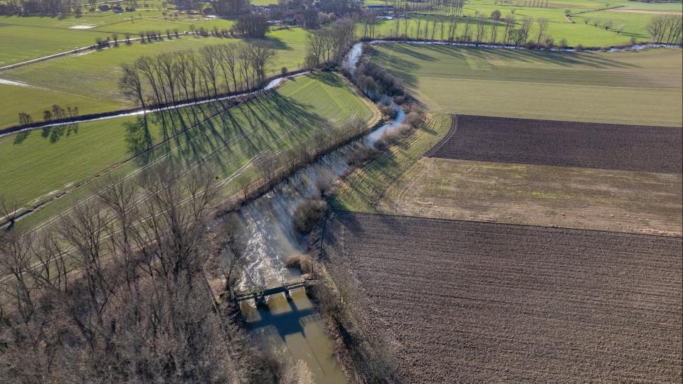 Blick von oben auf eine Flußlandschaft